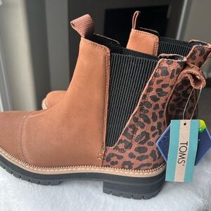 Tom’s boots - women’s size 6